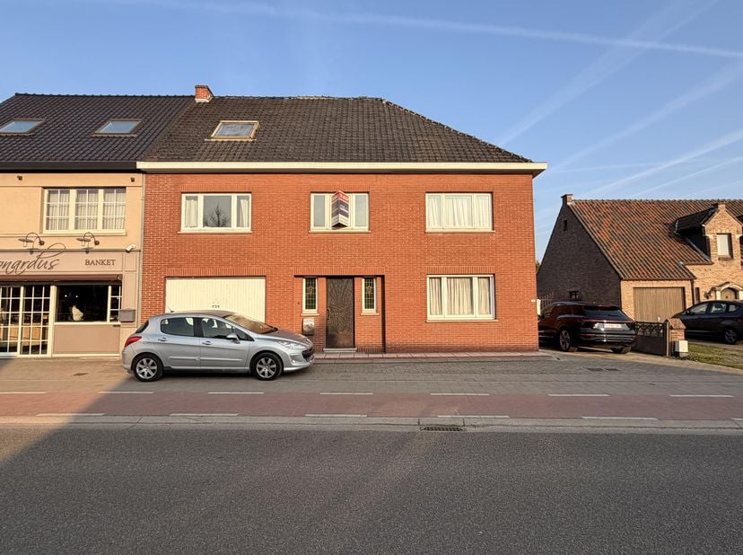 CONTACT<br />
Jeroen Vandormael: jeroen@vastgoedvalkenborgh.be&amp;nbsp;<br />
<br />
Deze ruime woning, gelegen aan de Overdemerstraat 31 te Kuringen, ge