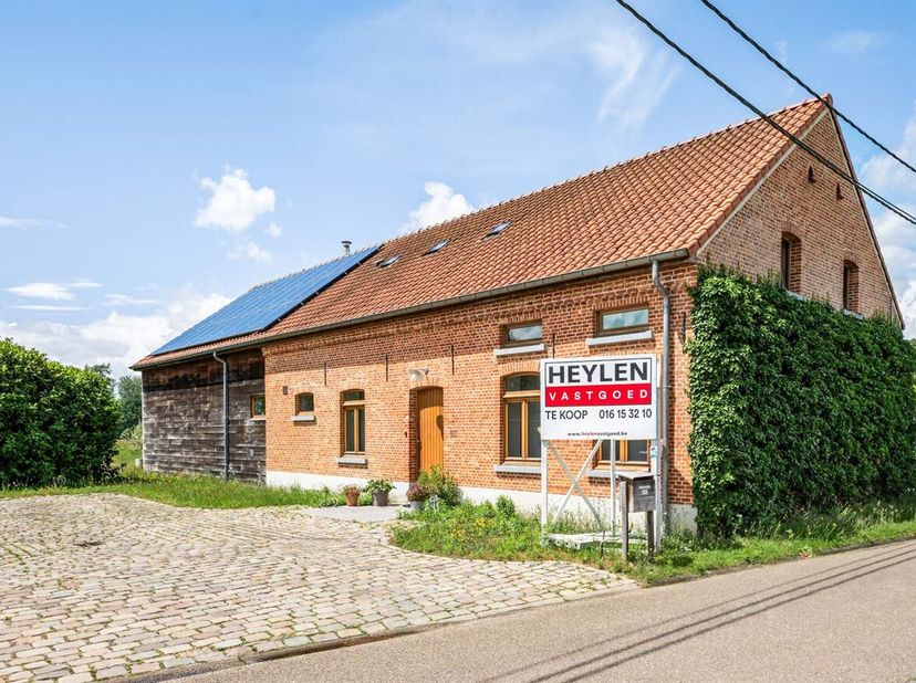 Deze woning is gelegen in een doodlopende straat in een rustige en groene woonomgeving in Langdorp. De landelijke sfeer zorgt voor rust, terwijl het c