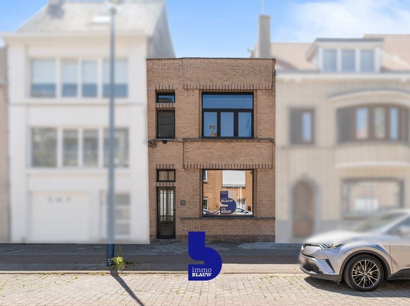 Deze prachtige woning onderging een totaalrenovatie en werd omgetoverd tot een stijlvolle, instapklare parel waar kwaliteit, comfort en afwerking cent