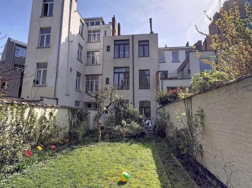 IMMOSCHMIDT (Ref. 29564) - ETTERBEEK (La Chasse) - DIRECT BESCHIKBAAR: Prachtig herenhuis / te renoveren opbrengstpand van +/- 350 m² op een ideale lo