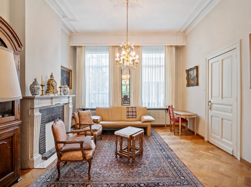 Cette authentique maison de maître du début du siècle dernier (1899 - 1918) est située au centre de Mol. Son emplacement est un véritable atout : à di