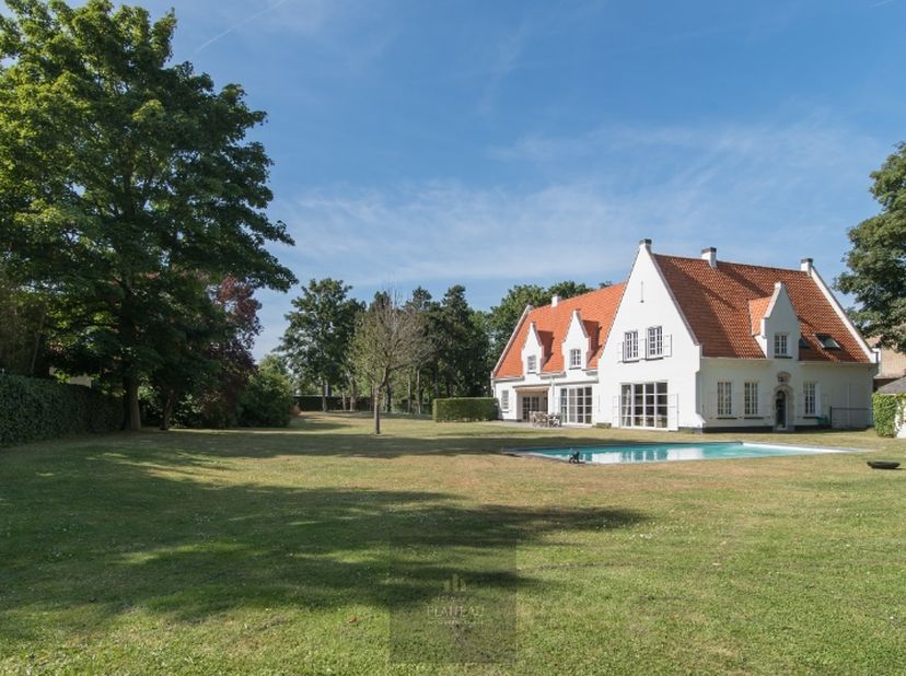 Dans le quartier convoité et exclusif de Simli à Nieuwpoort-Bad se trouve cette villa spéciale qui, avec son emplacement exceptionnel et son généreux