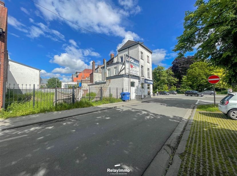Terrain à bâtir d'une contenance de 242 m2 - Front à rue 12,79 mètres - Emplacement privilégié sur l'avenue de Maire (rond point de l'Europe), axe maj