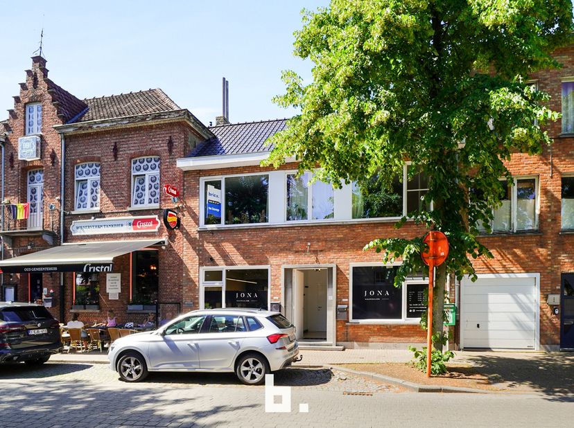 In de Oude Dorpsweg 68 te Varsenare bevindt zich deze interessante opbrengsteigendom, bestaande uit een handels gelijkvloers van ca. 95 m², een appart