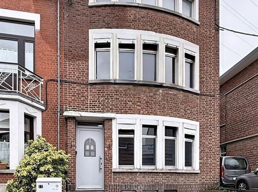 CENTURY 21 Immo Dewaele heeft het genoegen u deze woning met 3 slaapkamers voor te stellen, gelegen op een steenworp van het station. Het bestaat uit