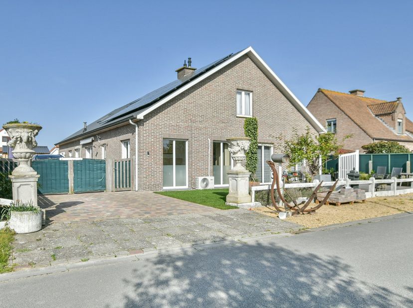 Ontdek deze prachtige, instapklare halfopen bebouwing in de begeerde woonwijk van Harendijke (Wenduine) vlakbij Blankenberge. Gelegen op een perceel v