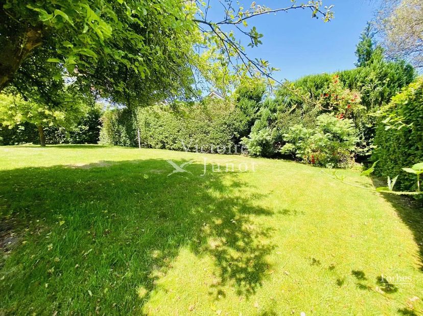 Nabij het centrum van Waterloo, openbaar vervoer, winkels en scholen, prachtige villa van ± 240m² in een rustige en groene omgeving met grote tuin en