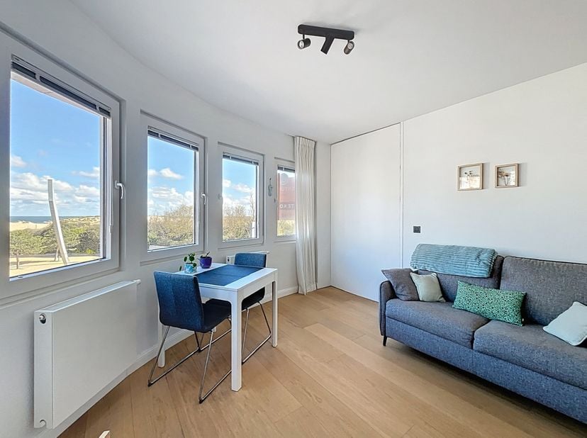 Cet appartement renové se situe à quelques minutes du centre de St.-Idesbald et à 50 mètres de la mer de La Panne. L'appartment comprend: hall, toilet
