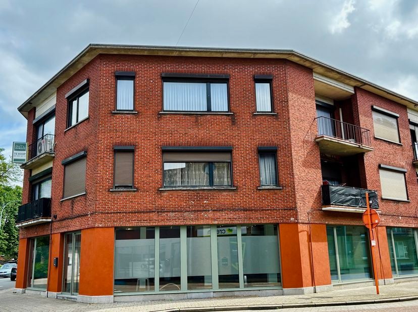 Ruim en lichtrijk appartement in hartje Nijlen<br />
Als u op zoek bent naar een ruime en centrale ligging dan is dit appartement absoluut een bezoek