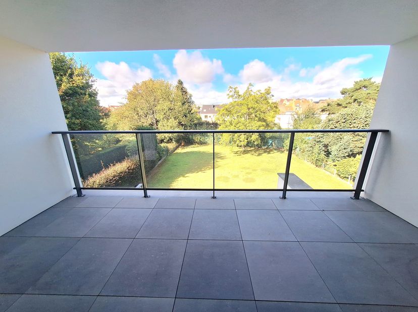 KRAAINEM, à proximité de la place Dumon (métro Stockel). Superbe APPARTEMENT de standing et meublé (2ch/2sdb) avec terrasse et parking Situé au 2ème e