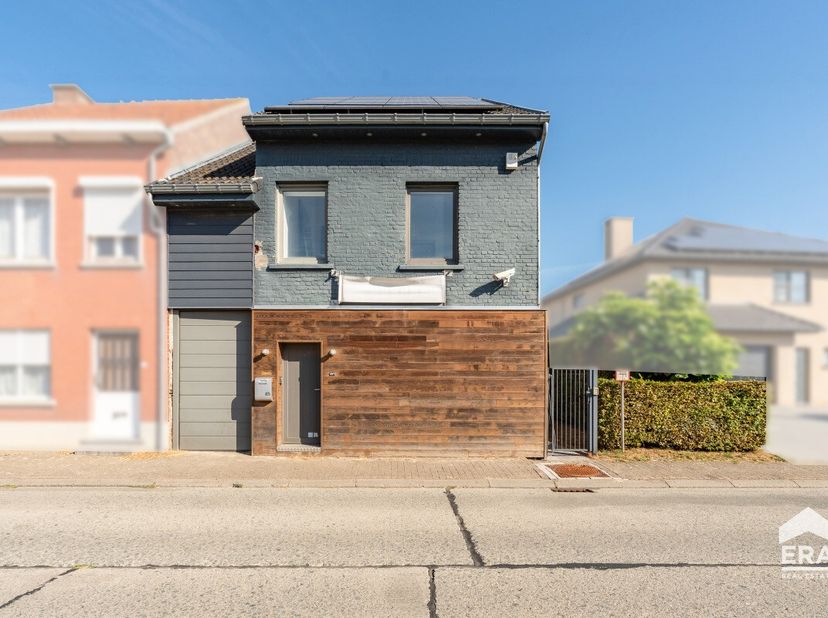 Maison semi-ouverte pleine de potentiel à Linter avec grand jardin et nombreuses possibilités daménagement. Située Grote Steenweg, cette habitation pr
