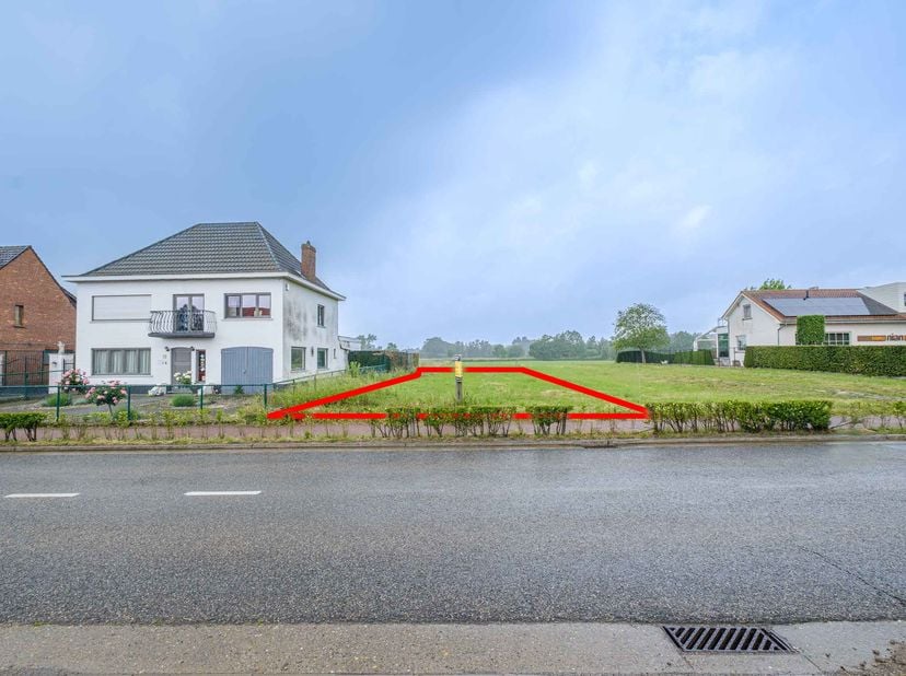 PERCEEL BOUWGROND -<br />
<br />
Bestemd voor halfopen-bebouwing.<br />
Lot 1 van de verkaveling.<br />
Kadastraal bekend sectie D, nummer 114/Z/P0000