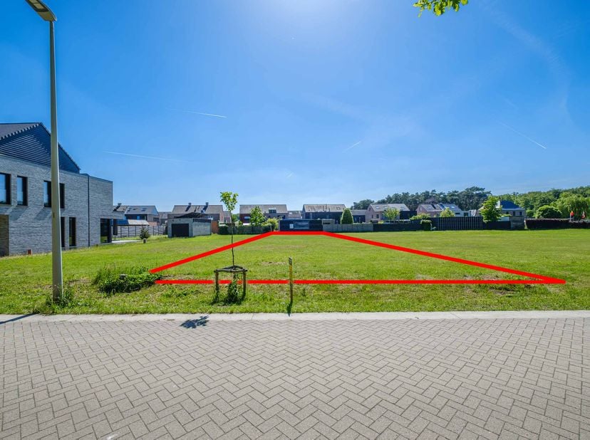 OPENBARE VERKOOP<br />
Een perceel bouwgrond - lot 10 van de verkaveling<br />
Kenmerk: halfopen bebouwing, breedte 11 m, oppervlakte 576 m².<br />
St