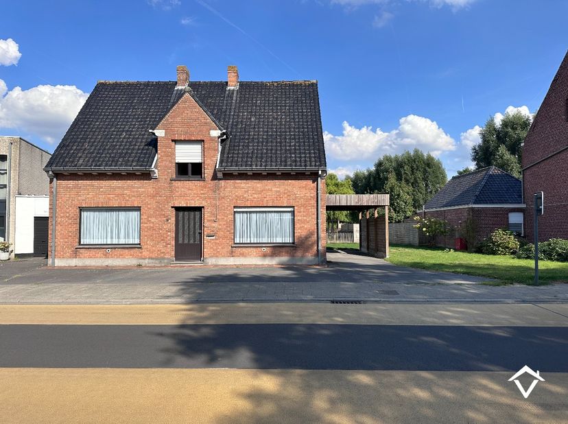 Deze alleenstaande woning bestaat uit: inkomhal - toilet - keuken - berging - wasplaats - living - oprit - carport - terras - tuin - extra bergruimte