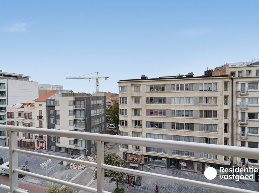 Op een uitstekende locatie in het centrum van Oostende en op wandelafstand van de zeedijk, vinden we dit ruime appartement op de vijfde verdieping van