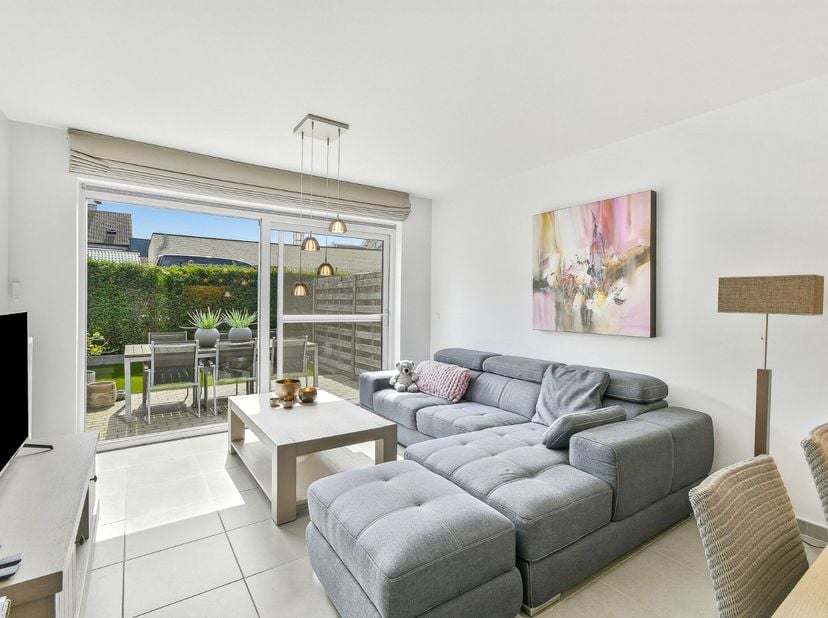 Op wandelafstand van het strand en horeca vindt u dit verzorgde en instapklare gelijkvloerse appartement. Dankzij de praktische indeling, de aangename