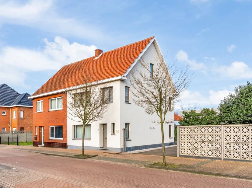 Bent u op zoek naar een multifunctionele ruimte mét een woning? Dan is deze charmante eigendom in het hart van Heusden-Zolder precies wat u zoekt!<br