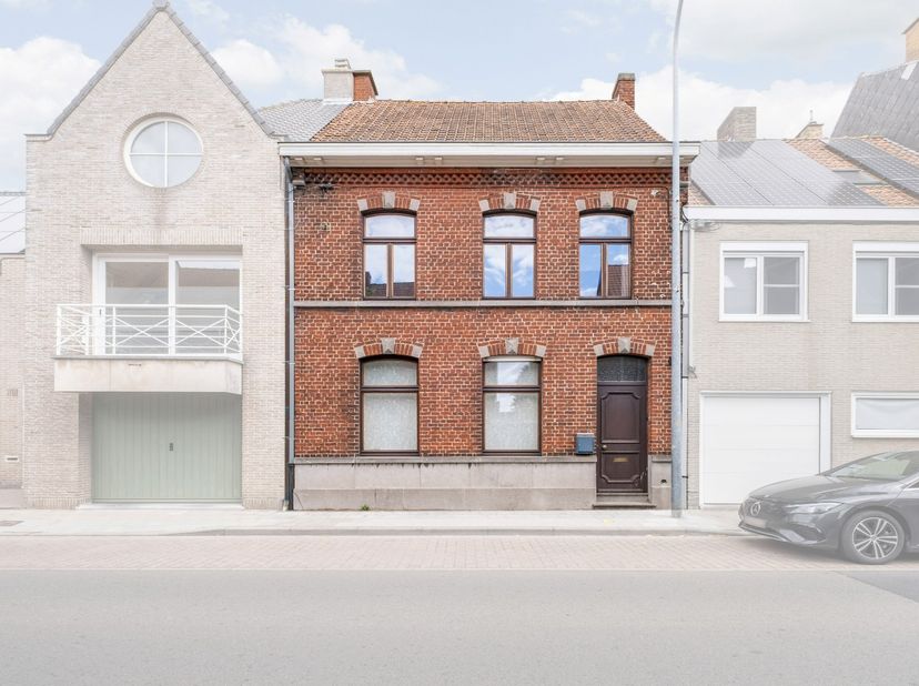 Bent u op zoek naar een woning die u volledig naar uw eigen smaak kunt moderniseren? Dan is deze charmante gezinswoning in het centrum van Izegem zeke