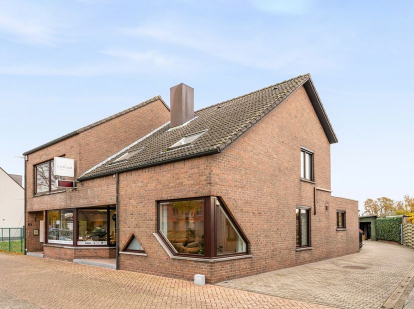 Op een gunstige locatie in Arendonk, nabij de Nederlandse grens ontdek je deze uitzonderlijke eigendom: een ruime, comfortabele woning met daaraan gek