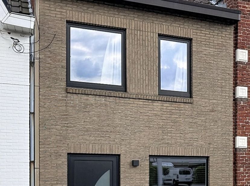 Deze volledig vernieuwde en instapklare woning bestaat uit: inkomhal - toilet - living - keuken - badkamer met ligbad en inloopdouche - wasplaats - be