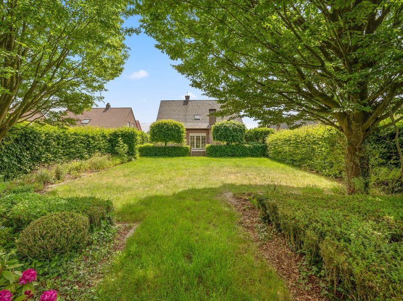 Ontdek deze prachtige villa in het charmante Bunsbeek, waar ruimte, comfort en elegantie perfect samenkomen. Deze stijlvolle woning werd afgewerkt met