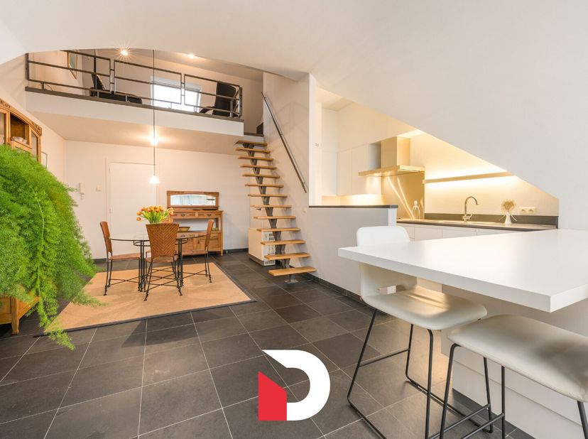 Maak kennis met dit volledig instapklare dakappartement dat met mooie, kwaliteitsvolle materialen afgewerkt is. Het werd doorheen de jaren enkel door