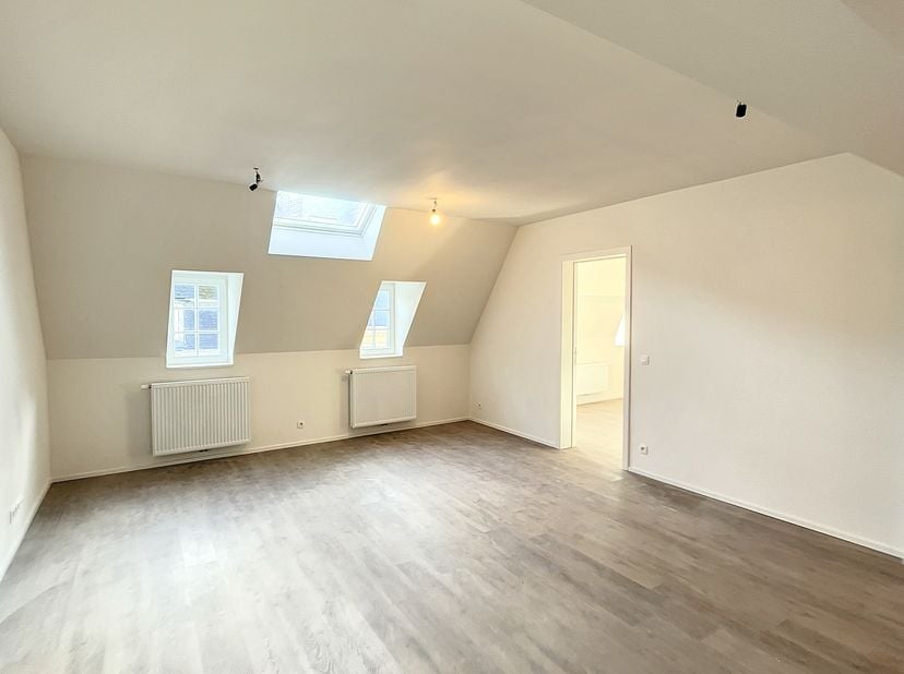 mooi appartement met 1 slaapkamer van +/- 78,80 m²  gelegen op de 3e verdieping van een volledig gerenoveerd gebouw dat zijn bewoners alle comfort en