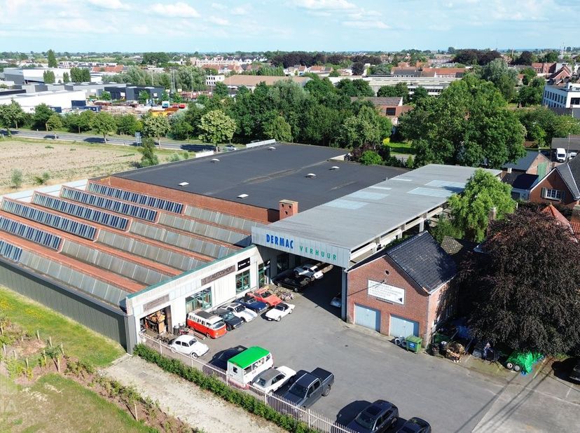 Gelegen aan het kruispunt van de Pittemstraat en de Randweg in Meulebeke bevindt zich dit veelzijdige bedrijfsgebouw met een totale oppervlakte van 1.