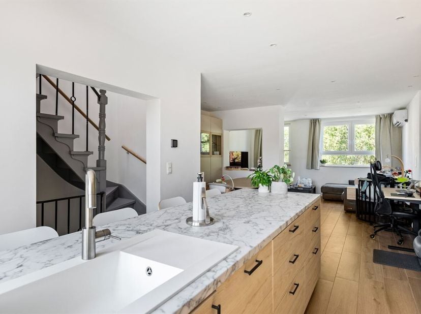 Aangename bel-etage met 3 slaapkamers en tuin!<br />
Op zoek naar een instapklare woning in een rustige, goed bereikbare wijk? Deze verzorgde bel-etag