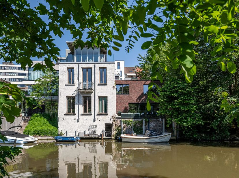 Gelegen op een uiterst unieke locatie, in het historisch centrum van Gent, vindt u deze luxueuze townhouse terug met haar ligging pal aan de Leie. Naa