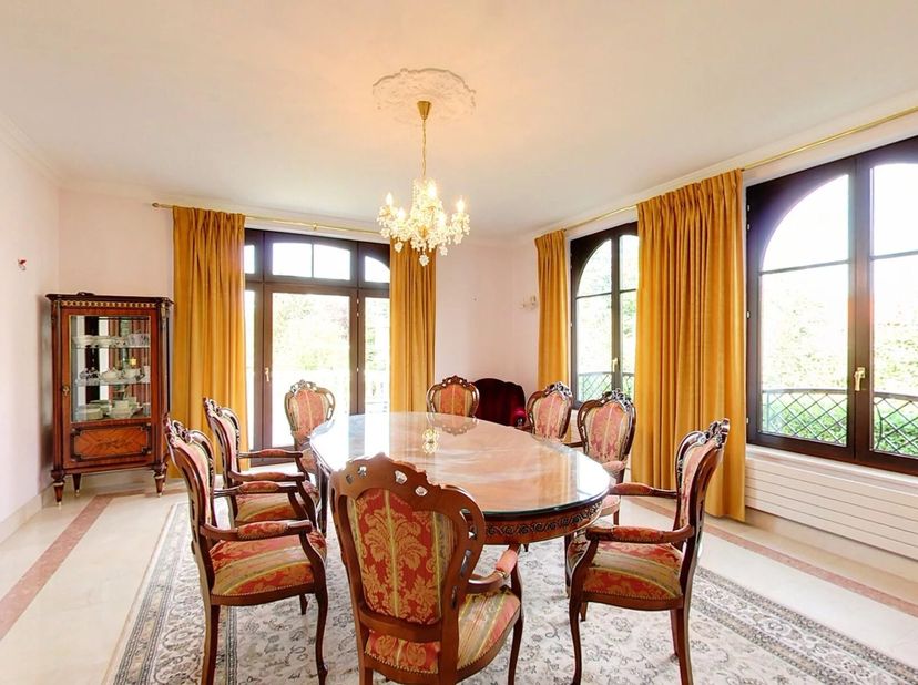 Woluwé Saint Pierre: Victoire - Junot presenteert dit prachtige pand gelegen in de residentiële wijk Val Duchesse. Deze villa, met een bewoonbare oppe