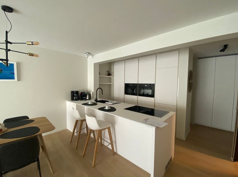 Charmant, ongemeubeld appartement met één slaapkamer gelegen in het centrum van Oostende, op wandelafstand van het strand en het station. Er is een ru
