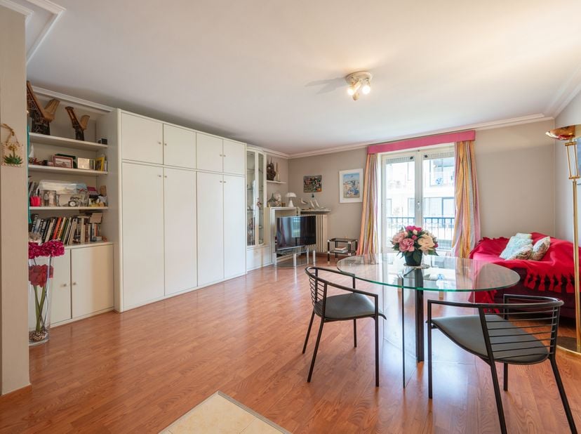 Prachtig gelegen pied-à-terre op een absolute toplocatie in de Kustlaan, op slechts enkele stappen van het strand en de zee. Indeling: lichtrijke woon