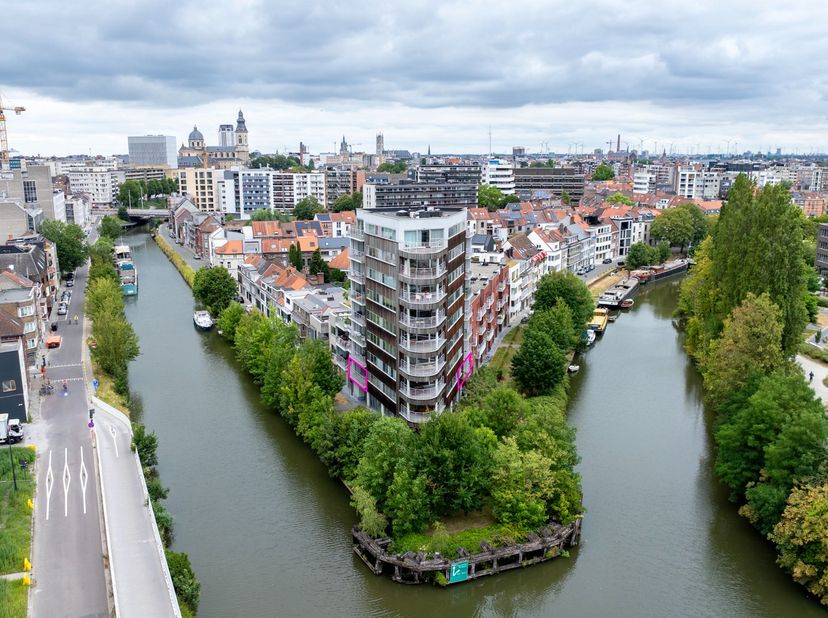 Ontdek dit prachtige appartement (inclusief ondergrondse staanplaats) van ca. 114 m², ideaal gelegen nabij het centrum van Gent, op slechts 1 km van d