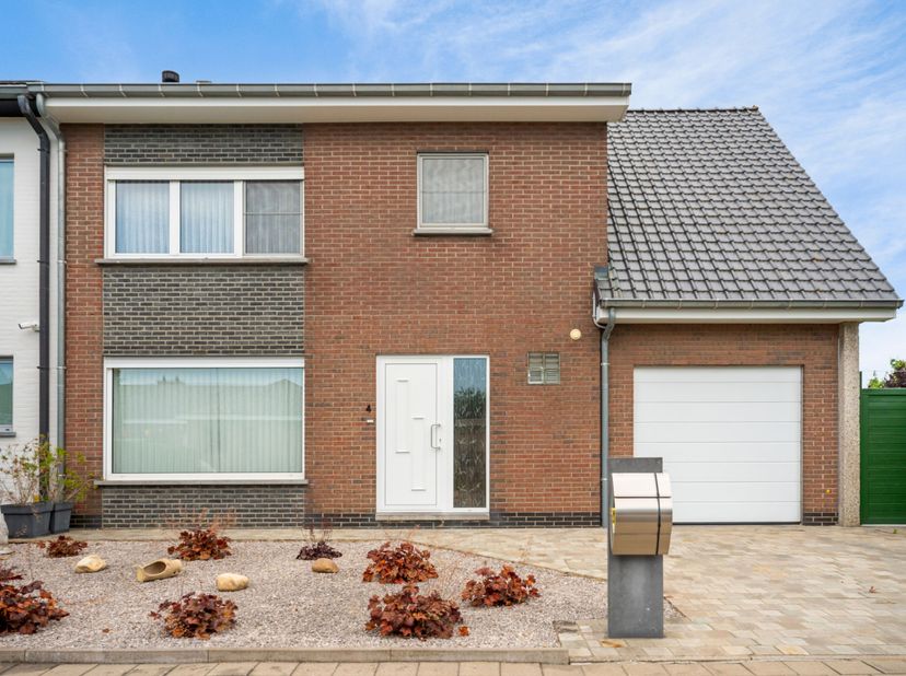 Woning met 3 ruime slaapkamers te huur in Menen!<br />
We komen binnen via de inkomhal met een gastentoilet. Daaruit gaan we verder naar de leefruimte
