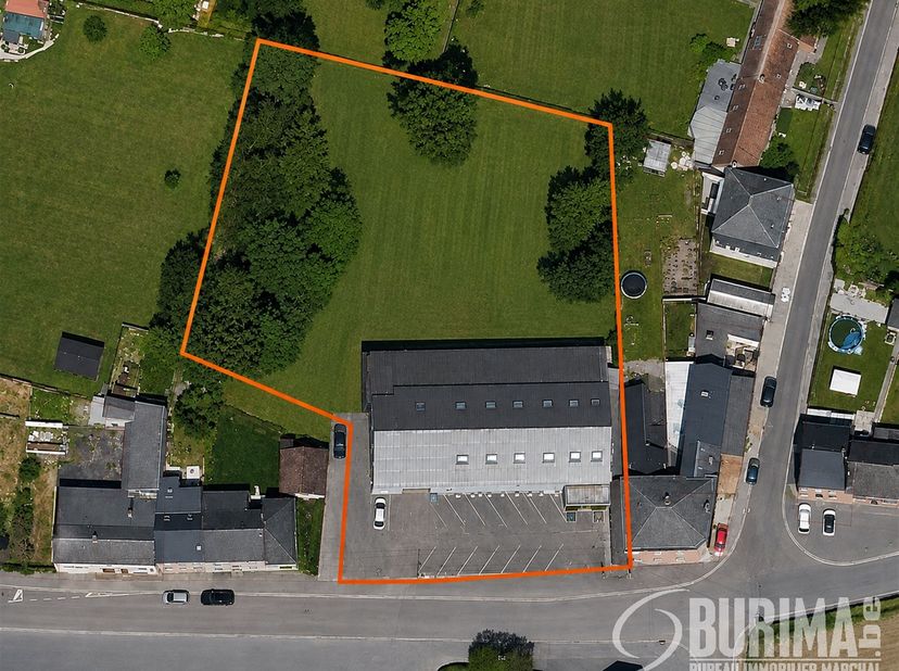 Libre à l'acte !<br />
Propriété unique, terrain de 3492 m², proche des commodités et des axes principaux. Composé d'un espace commercial de ± 630 m²