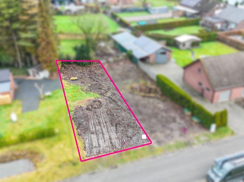 Rustig gelegen bouwperceel met vergunde plannen – onmiddellijk bouwklaar<br />
In de Vloosstraat te Leopoldsburg vinden we deze bouwgrond voor halfope