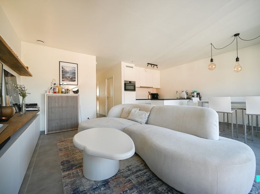 Dit instapklare appartement bevindt zich op de tweede verdieping van residentie Princess D, gebouwd in 2020. Dankzij de rustige ligging, de kwalitatie