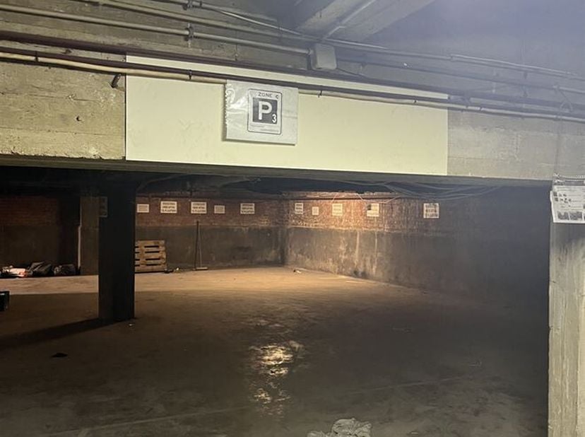 Ondergrondse staanplaats in centrum Genk<br />
De ondergrondse parkeerplaats is gelegen in Genk op de Winterslagstraat ter hoogte van nummer 8.<br />