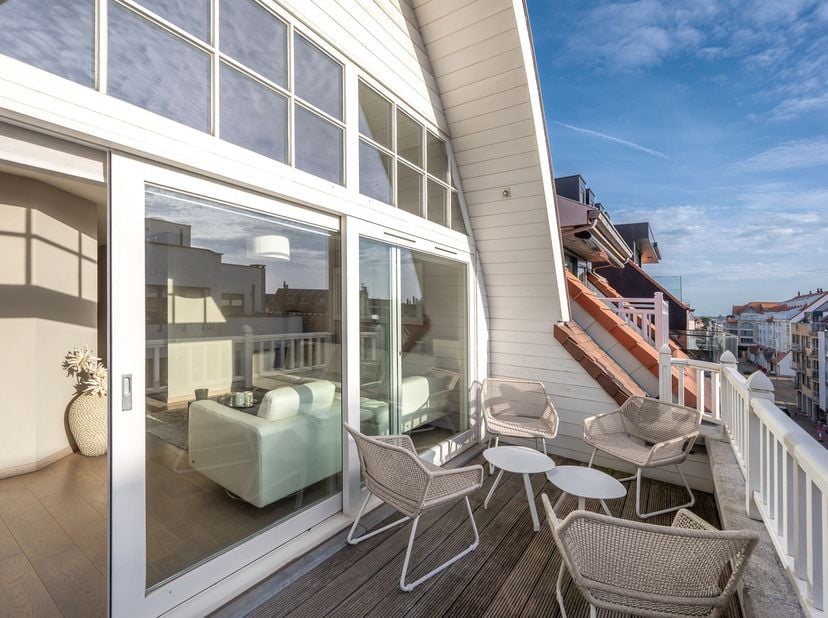 Zonnig en ruim duplex appartement met zuidgericht terras op wandelafstand van de winkels en het strand. Indeling: inkomhal met gastentoilet en vestiai