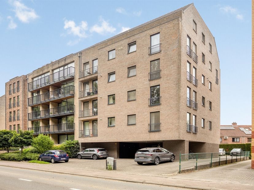 Dit duplex-appartement is uiterst centraal gelegen, vlakbij de autosnelweg, het provinciaal domein, op fietsafstand van het station en op een zucht va