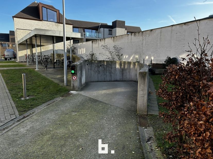 Garage te koop in Theresianenstraat 22,
                    8000 Brugge