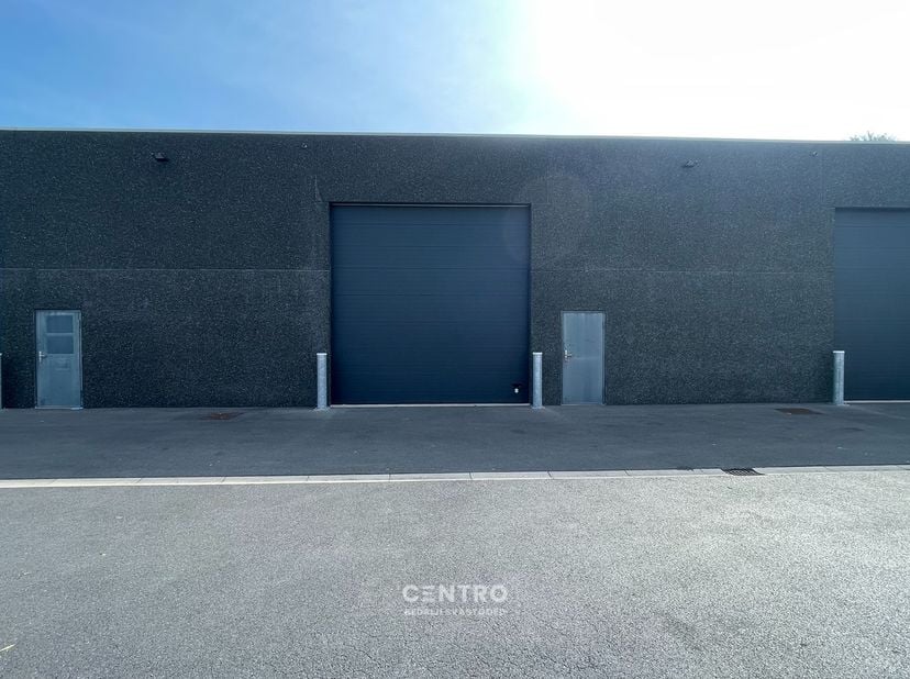 <br />
Benaderende OPPERVLAKTEN:<br />
11,40m x 26,20m = 300m²<br />
<br />
SPECIFICATIES:<br />
<br />
<br />
	Constructie: Betonnen<br />
	Wanden:&amp;n