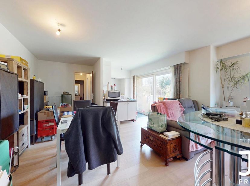 Gelegen nabij Westland Shopping biedt J&amp;amp;J dit appartement met één slaapkamer en terras aan.<br />
Het appartement van 66 m² (EPC-waarde) is als vo