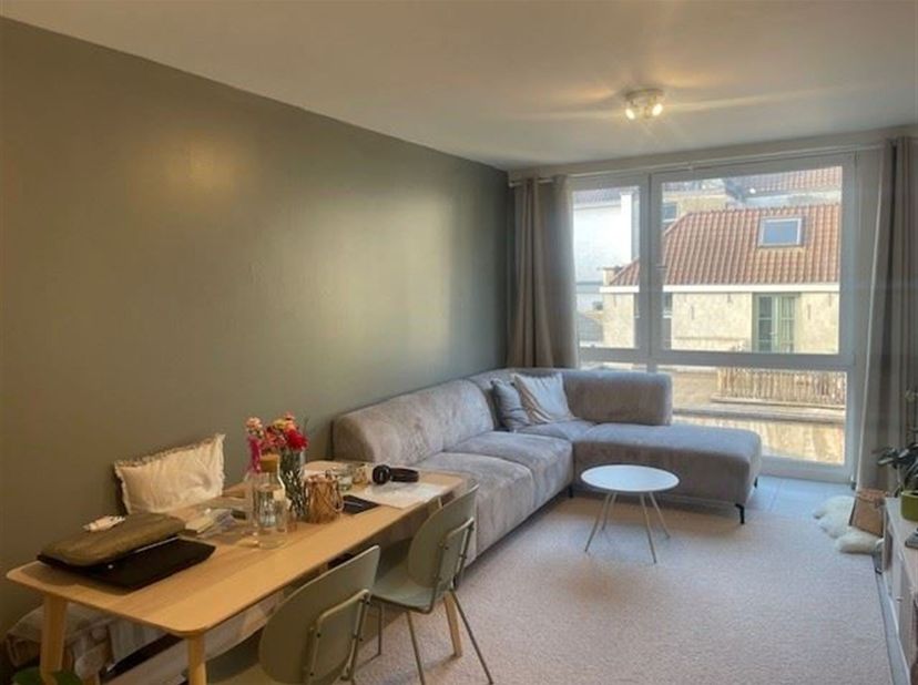Hip en modern stads appartement met 1 slaapkamer nabij bruisende centrum van Gent heet u welkom, wij bieden u een echt  stads appartement op  200 mete