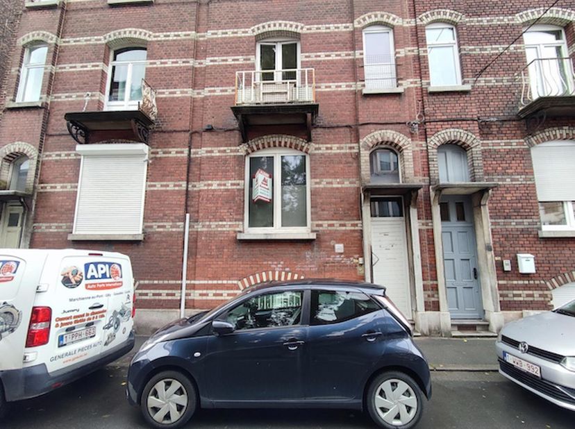 Charleroi -A vendre immeuble composé de 3 unités (2 unités avec permis de location renouvelé en juin 2025).<br />
Composé au rdc : studio avec coin cu