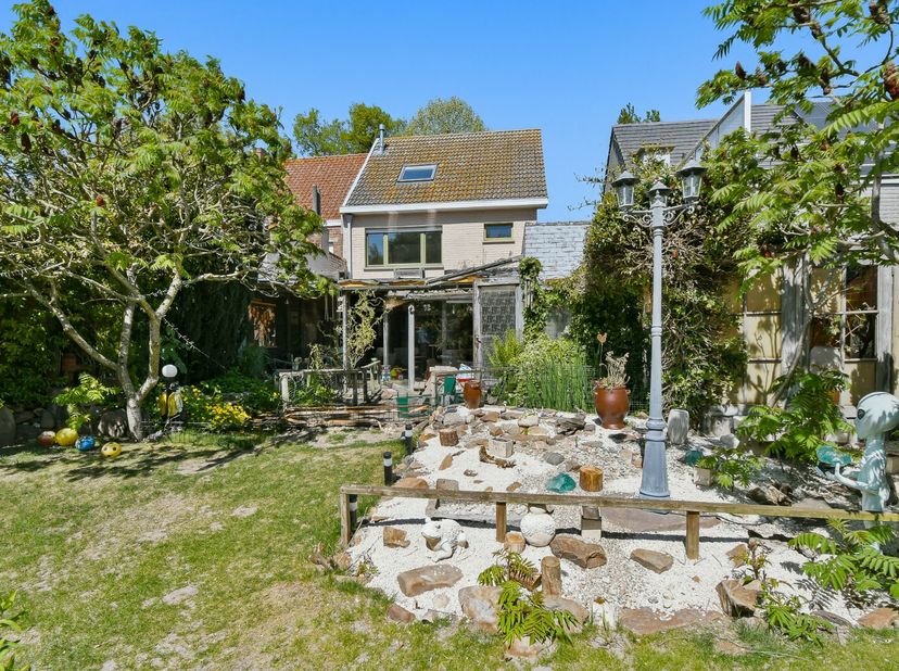 Deze gezinswoning biedt een uitstekende basis voor wie op zoek is naar een woning met ruimte, potentieel en vooral een heerlijke tuin om volop van het