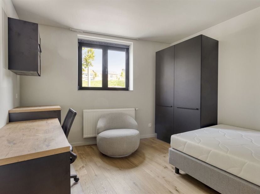 Welkom in Residentie BLVD. 47, gelegen tussen de Naamsepoort en Parkpoort op een uiterst gunstige locatie. Deze kleinschalige studentenresidentie bied