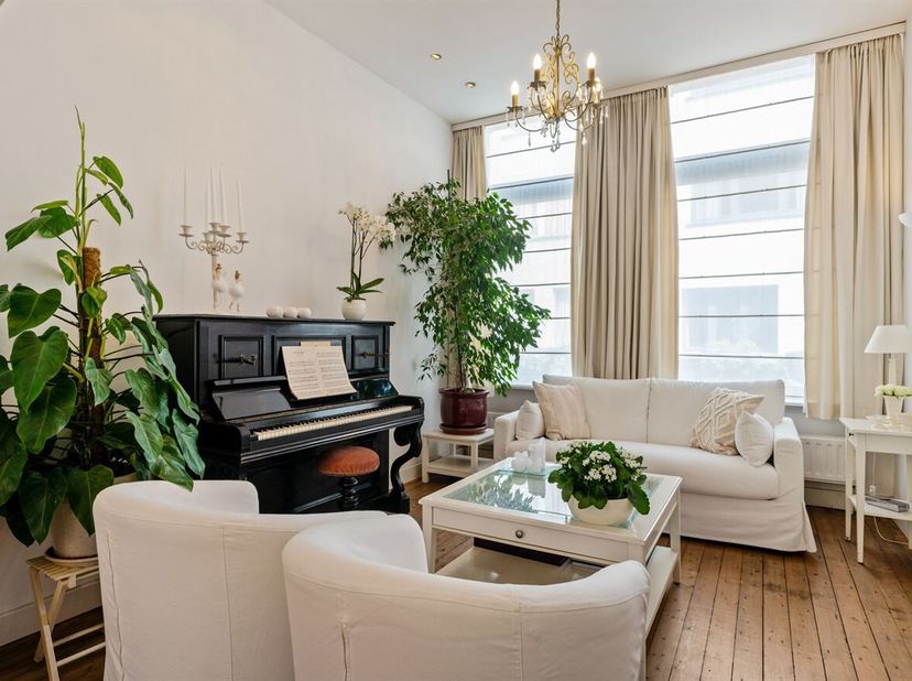 Openhuizendag op Zaterdag 13 Juni van 17u00 - 18u00.<br />
Ligging: De woning is gelegen in het geliefde Antwerpen Zuid, een bruisende en trendy wijk