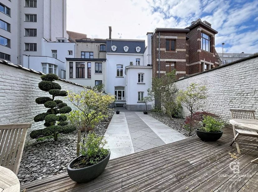 Située rue De Crayer, à proximité de lavenue Louise, cette maison bourgeoise de style néoclassique datant de 1886 développe ± 300 m² habitables.<br />